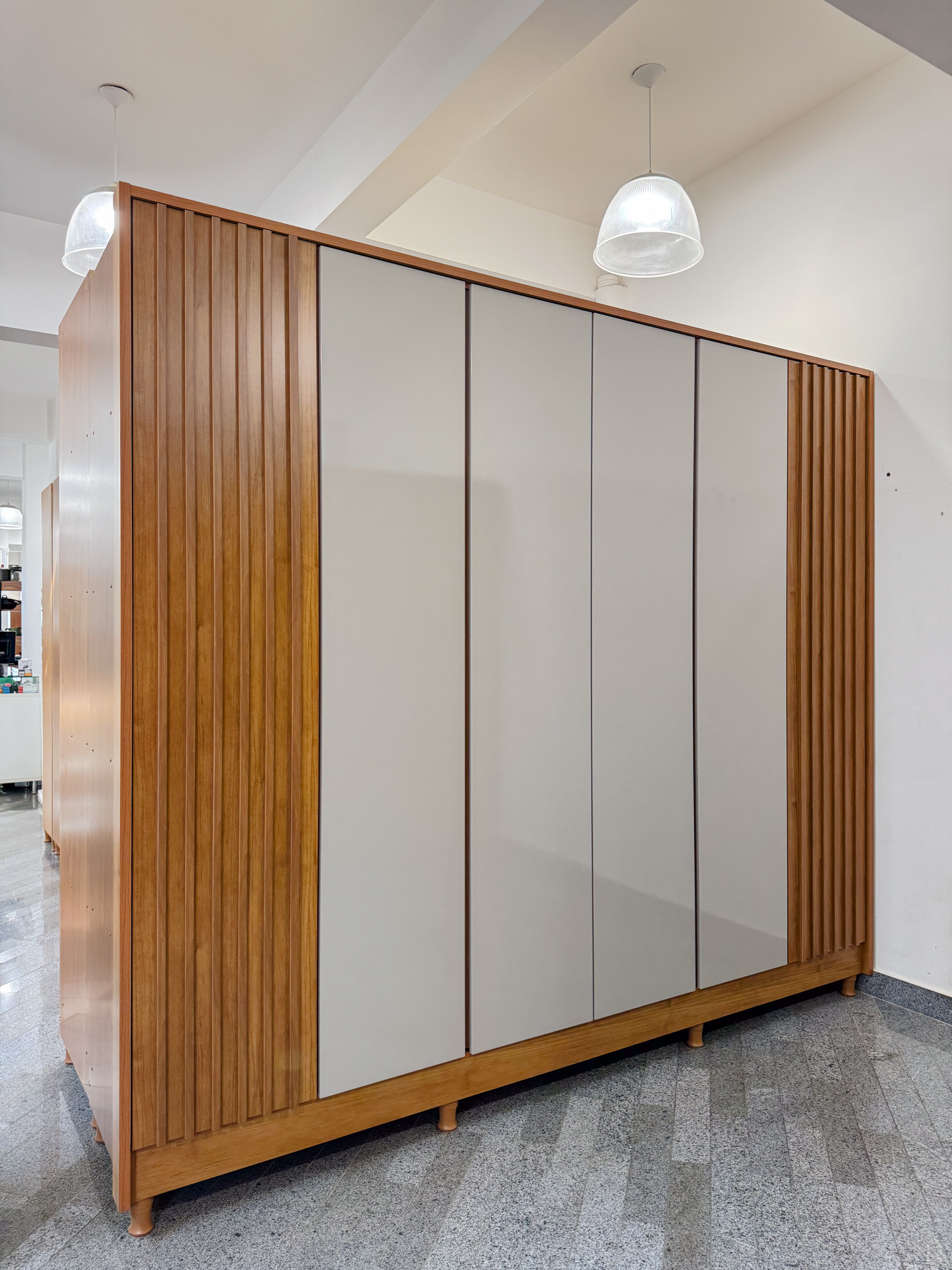 Guarda-roupa com ripado lateral e portas brancas